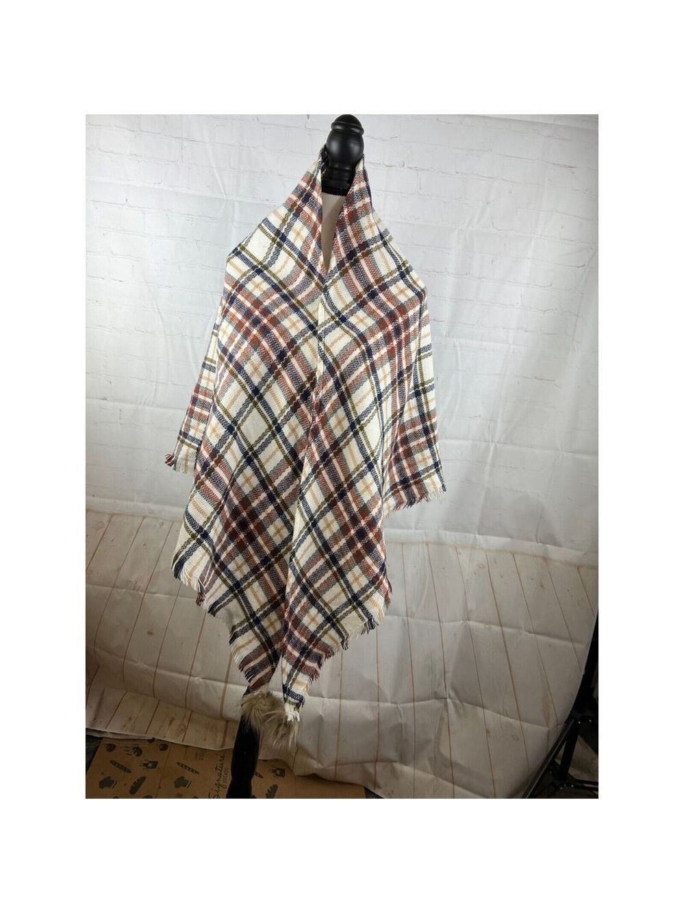 Grace & Lace Afternoon Stroll Shoul Ivory Plaid Triangle Scarf 96"x44" EUC